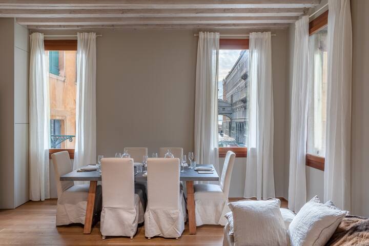 Bridge of Sighs luxurious apartment gallery image 4