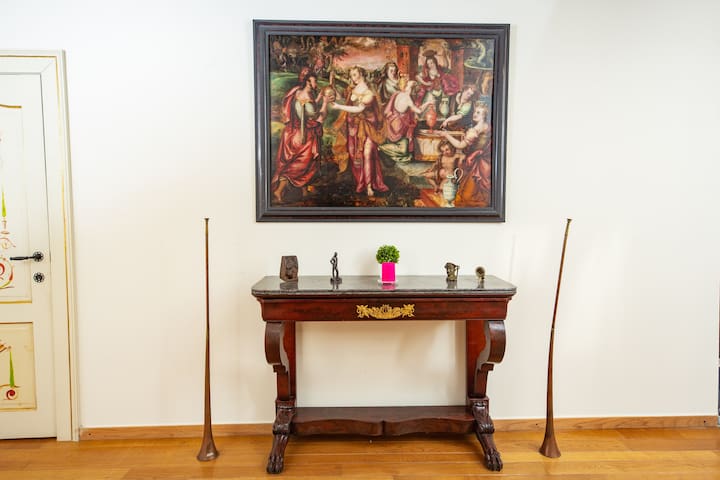 HOFMARKGRAAF: 18 PEOPLE – UNIQUE APPT. IN MANSION