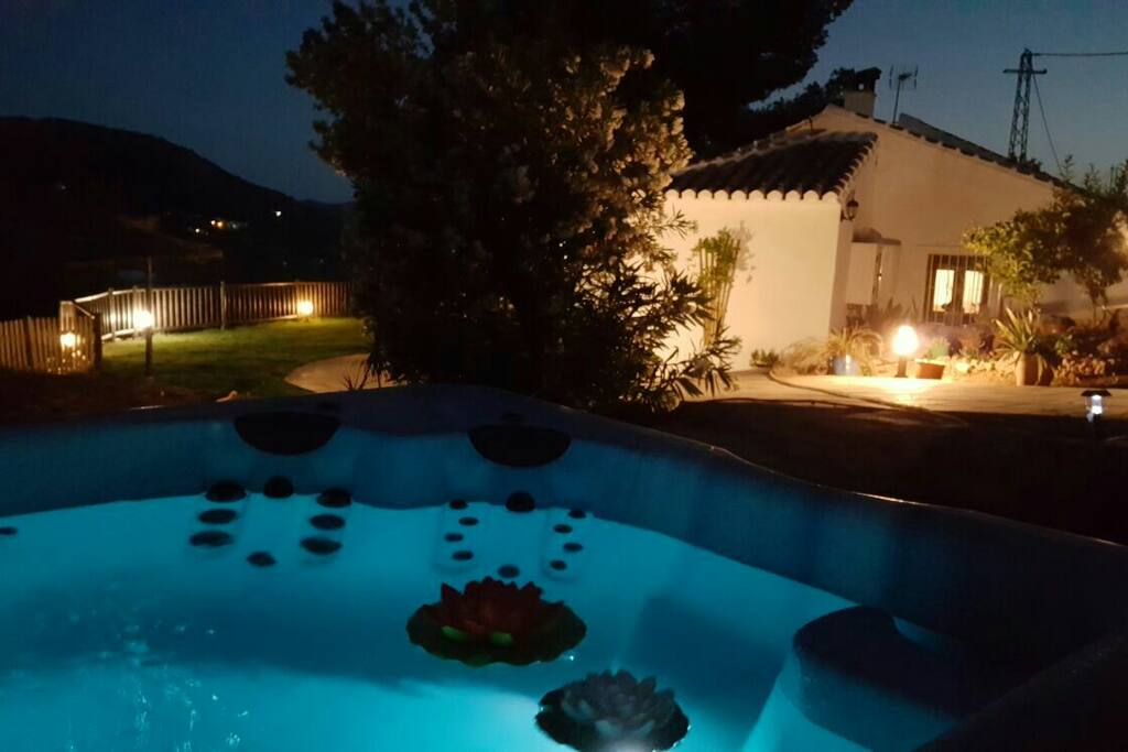 Jacuzzi de agua caliente con capacidad para 5 personas.