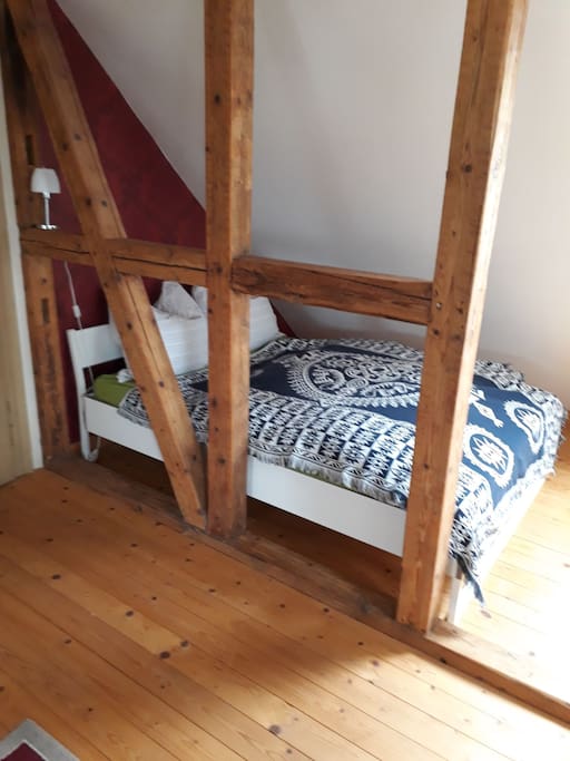 140 cm breites Bett im Wohn/Schlafzimmer