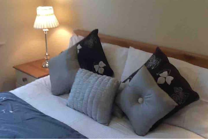 Ეს არის ორადგილიანი საძინებელი 1 დაბლა, უპრობლემო ოთახით