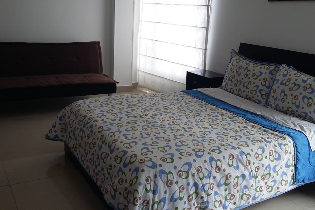 El apartaestudio tiene una cama doble y un sofacama dispuestos para la comodidad de nuestros huéspedes