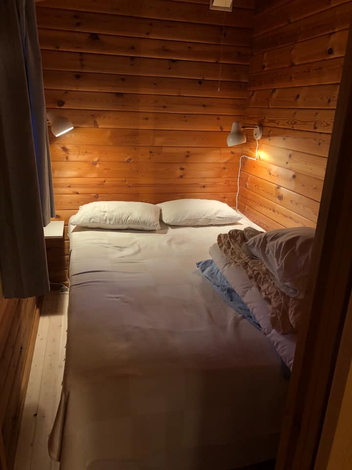 1号卧室主屋，标准双人床