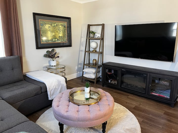 TV 4K de 55 pulgadas y chimenea eléctrica.