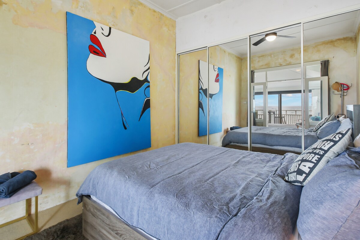 标准双人床卧室，位于公寓的海滨一侧。您只需坐下来，从床上就能看到大海。 