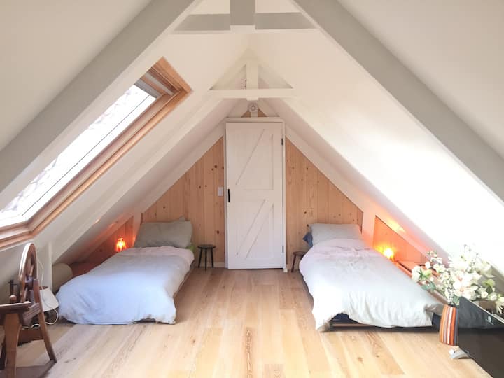 aan de ene kant van de slaapkamer voor vier personen