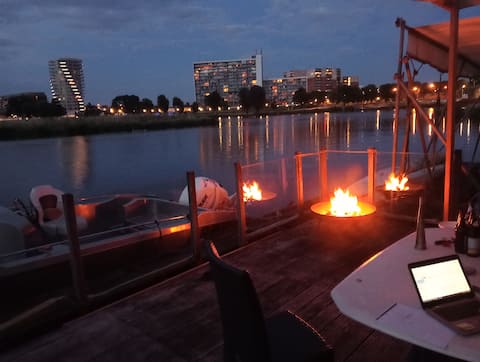 Enjoy the water,
at the outlet & center of Roermond