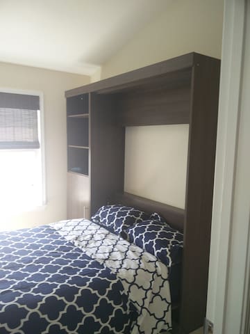 Private room and bathroom, minutes from IAD