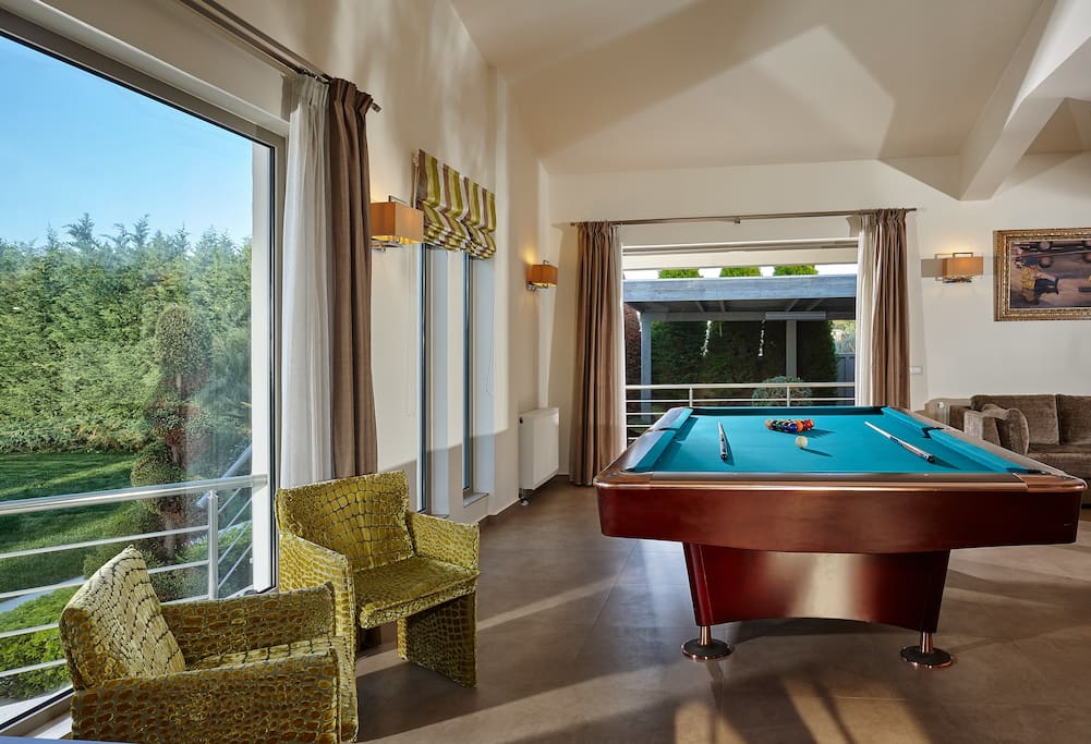 Professional pool table with pool view for moments of relaxation.