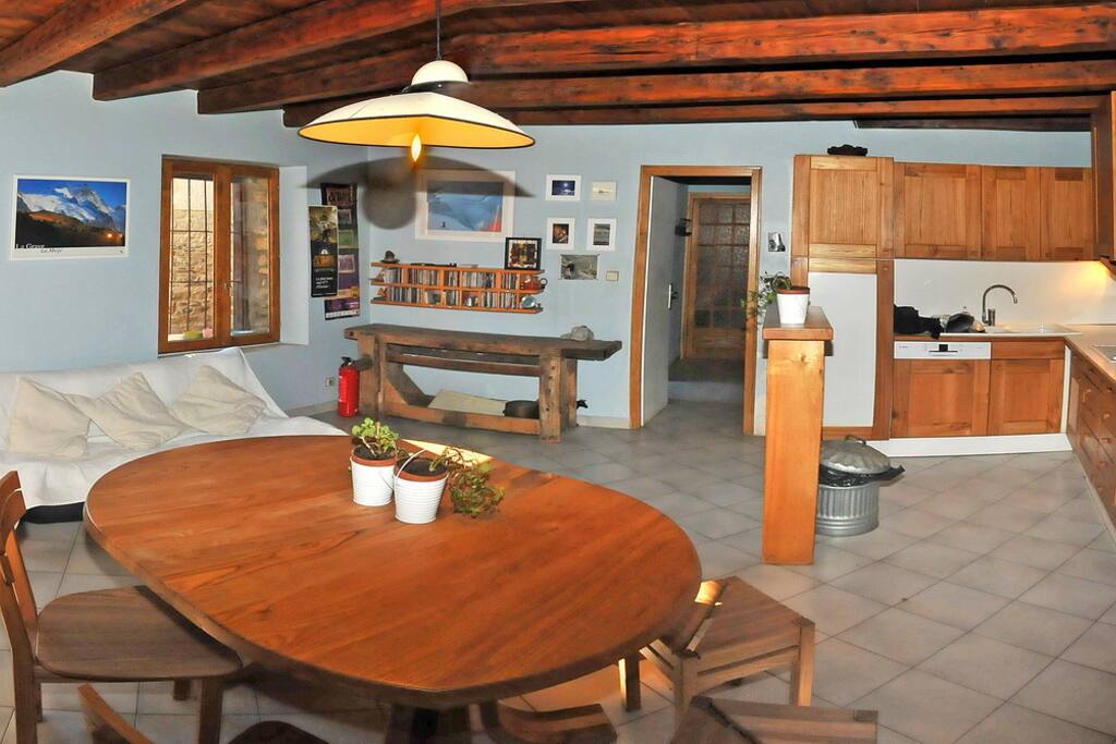 Kitchen
Adjustable table from 5 to 10 person,