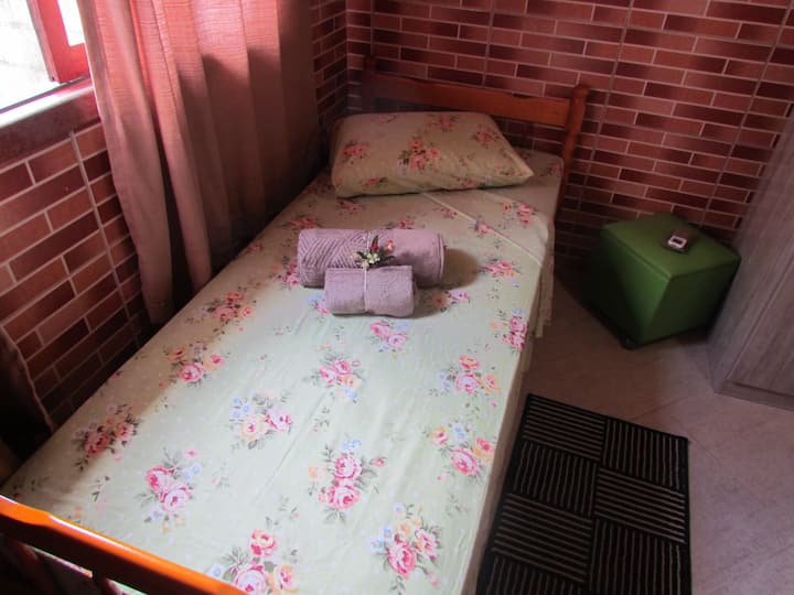 Ერთადგილიანი 2 ოთახი, 1 საწოლი გაყოფილი Q/F 12 000 btus.

