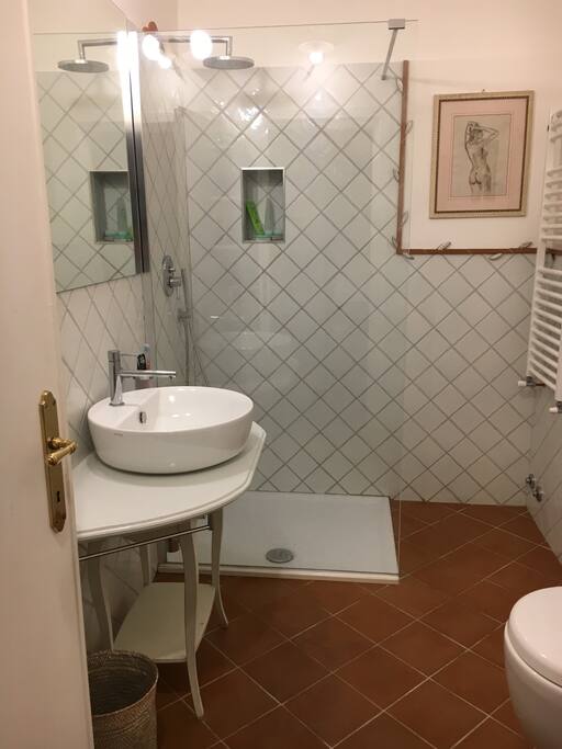 Bagno privato annesso alla camera Private bathroom close to the bedroom