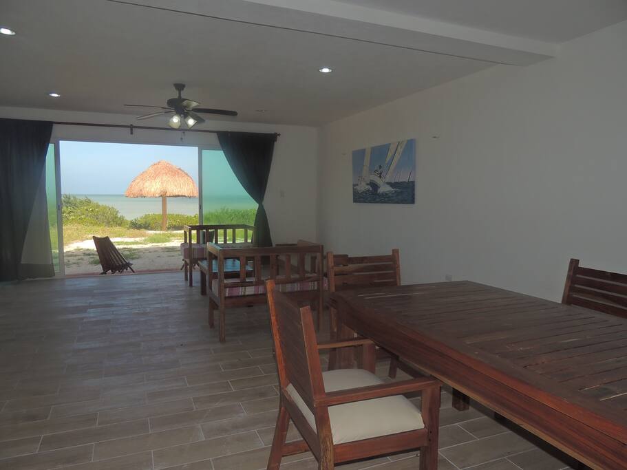 Un amplio espacio con muebles acorde a la playa para disfrutar en familia y amigos.