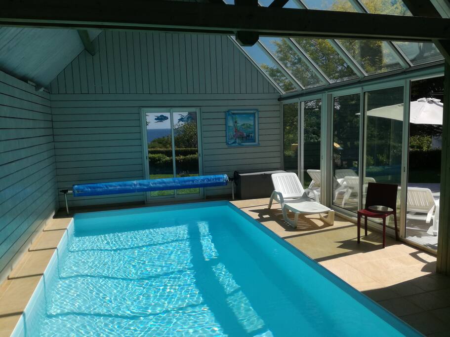 Piscine vue mer avec terrasse