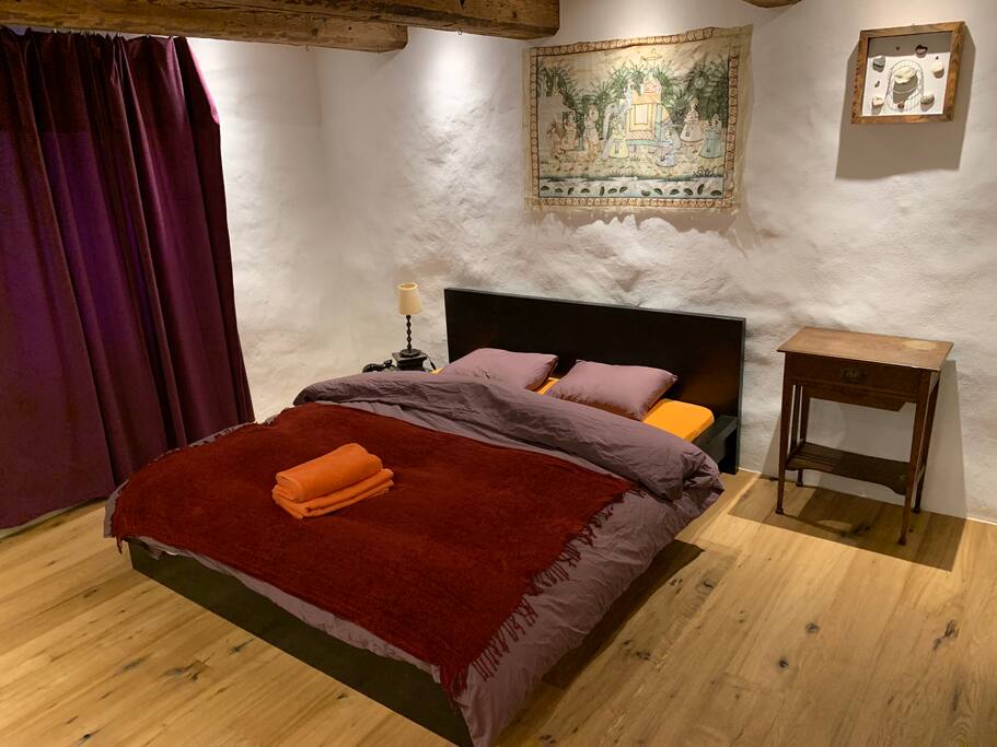 Schlafzimmer mit Kingsize Bett
