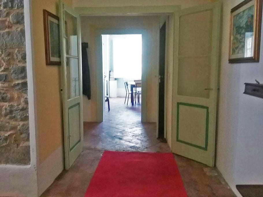 l'ingresso all'appartamento