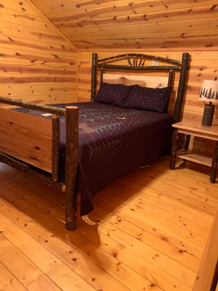 Тази спалня на горния етаж разполага с двойно легло и скрин. Намира се в непосредствена близост до банята на горния етаж, която има душ/вана. 