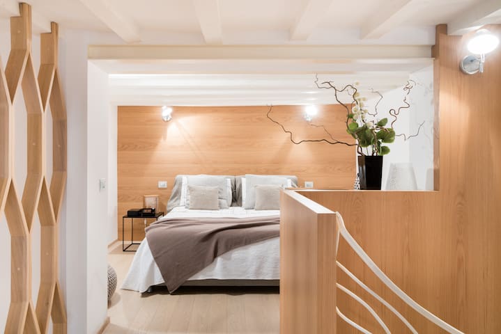 Sensational Loft with Architectural Ingenuity gallery image 2