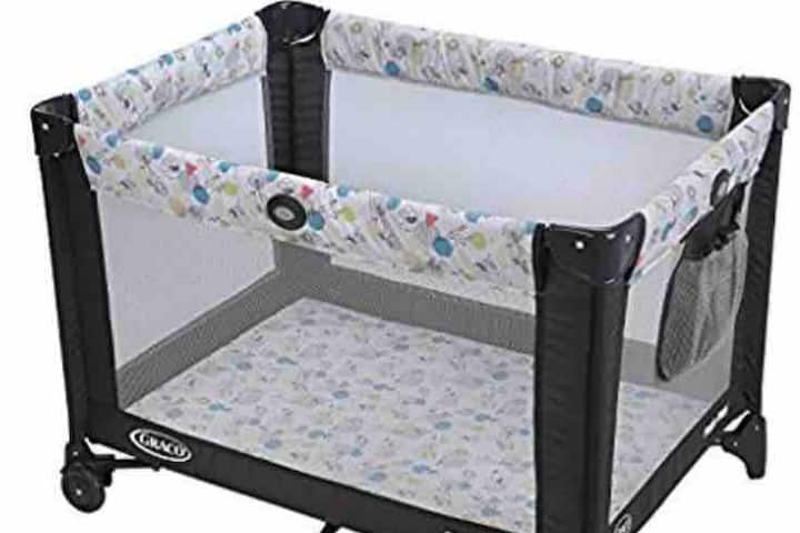 Graco Pak N Play inapatikana kama picha.  Hakuna godoro la ziada. Iko katika hifadhi hivyo tafadhali omba. 