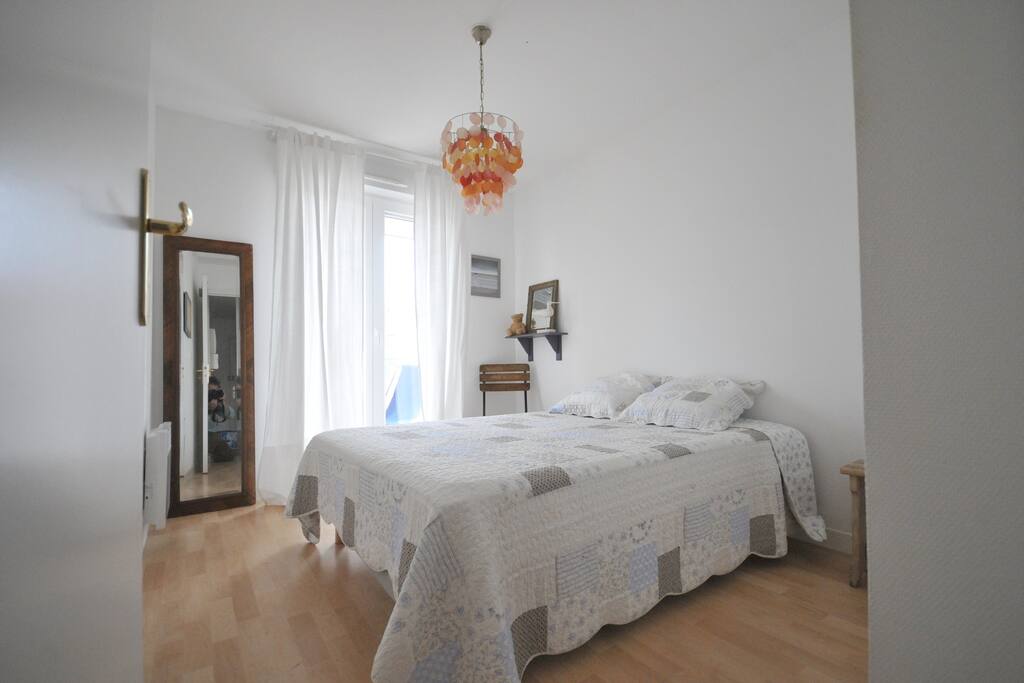 Chambre avec lit double donnant sur le balcon de 10 mètres carres