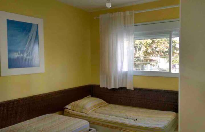 סוויטה מול השדרה, שתי מיטות קוטג'. מאוורר Teto ו - ar - מיזוג אוויר 