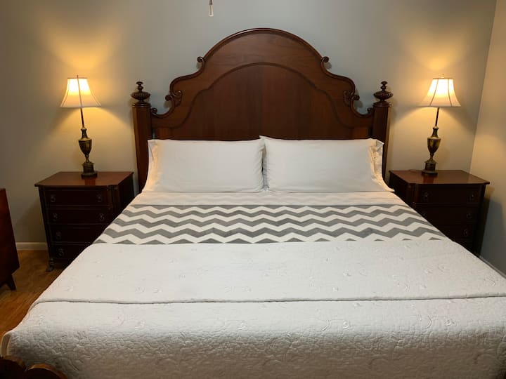 Легло тип Кинг с удобен матрак