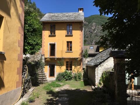 ♥ Romantic cottage in the historic center of Tegna ☼