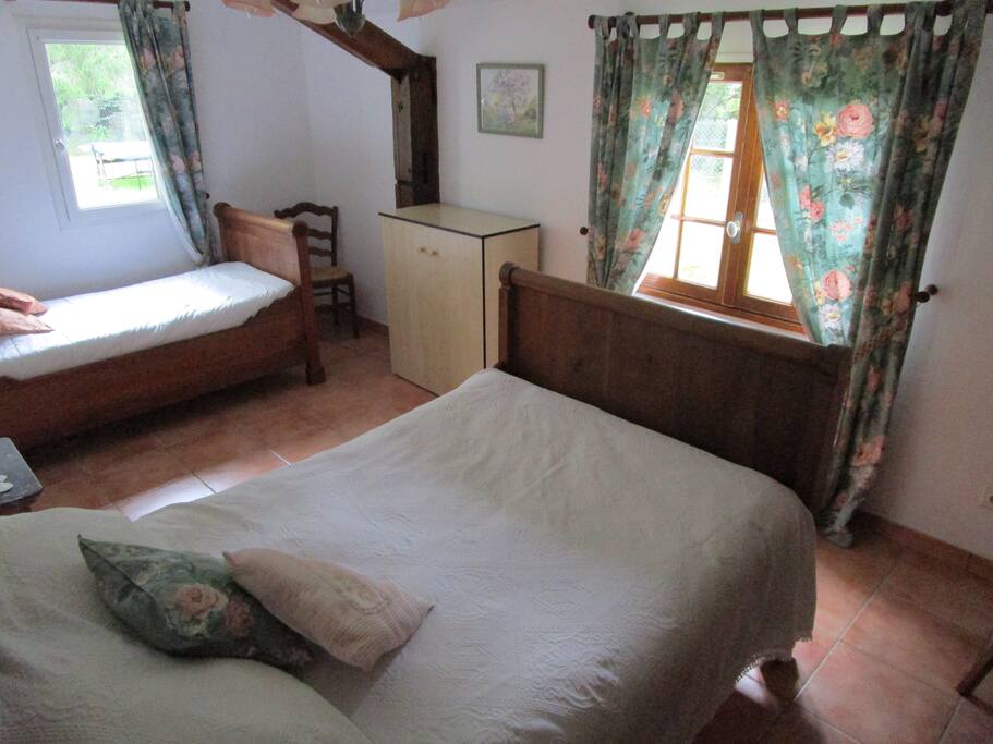 Vue d'ensemble de la chambre comportant 1 lit de 2 personnes et 1 lit d'une personne