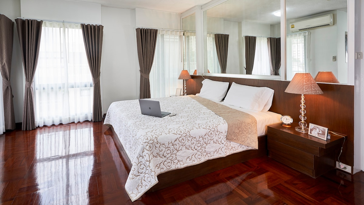 El dormitorio principal, con baño privado.