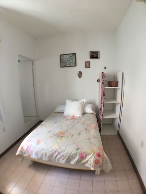 Cuarto privado con baño completo.