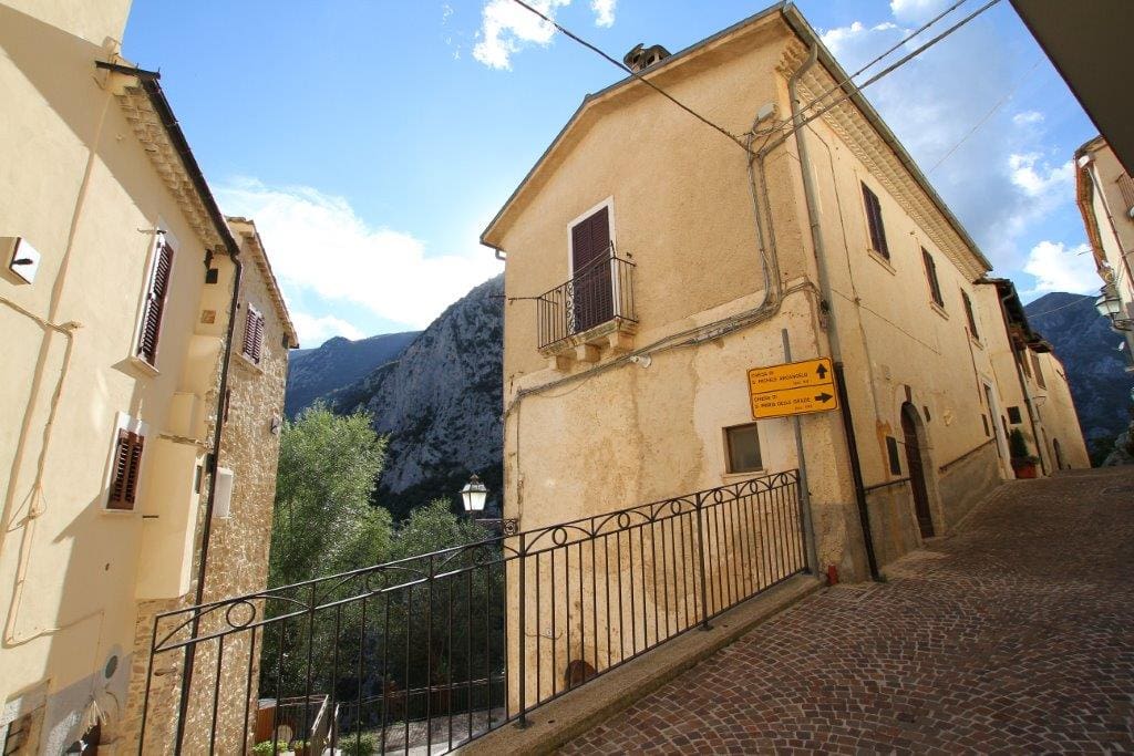 Via Fuori La Porta 11 ingresso di casa con vista sul belvedere