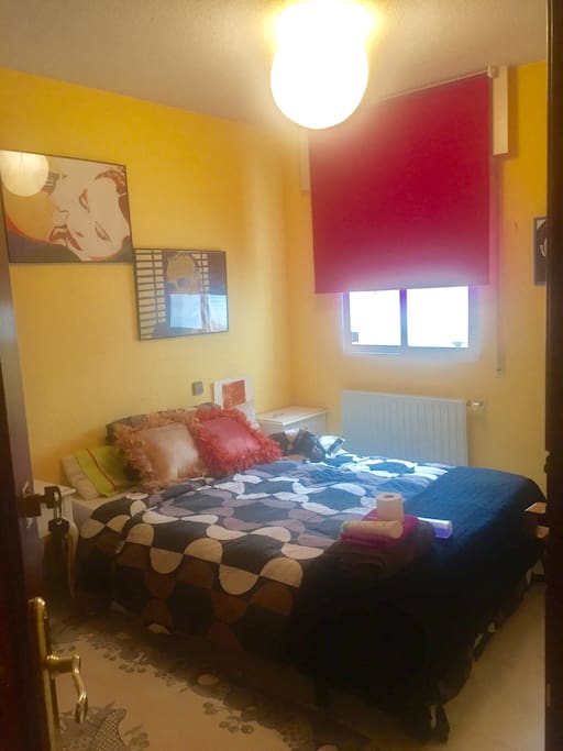 Habitación cama de matrimonio que da a patio, pero es luminosa. Extras en siguientes fotos
