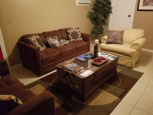 Guesthouse Apt for 2 - private entrance & patio