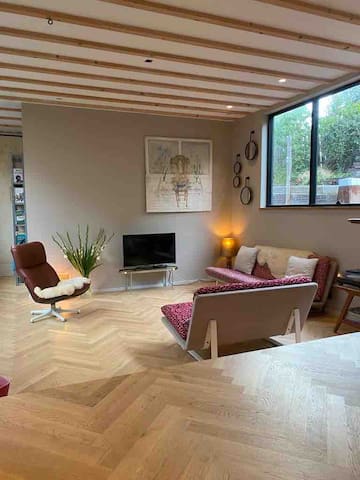 Delightful Modern Houseboat with sunny patio