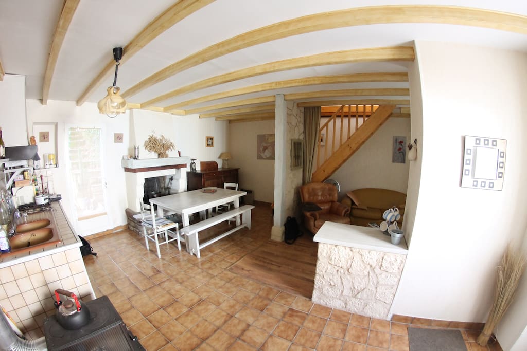 Pièce à vivre: cuisine, salle à manger, petit salon, donnant sur terrasse et jardin.