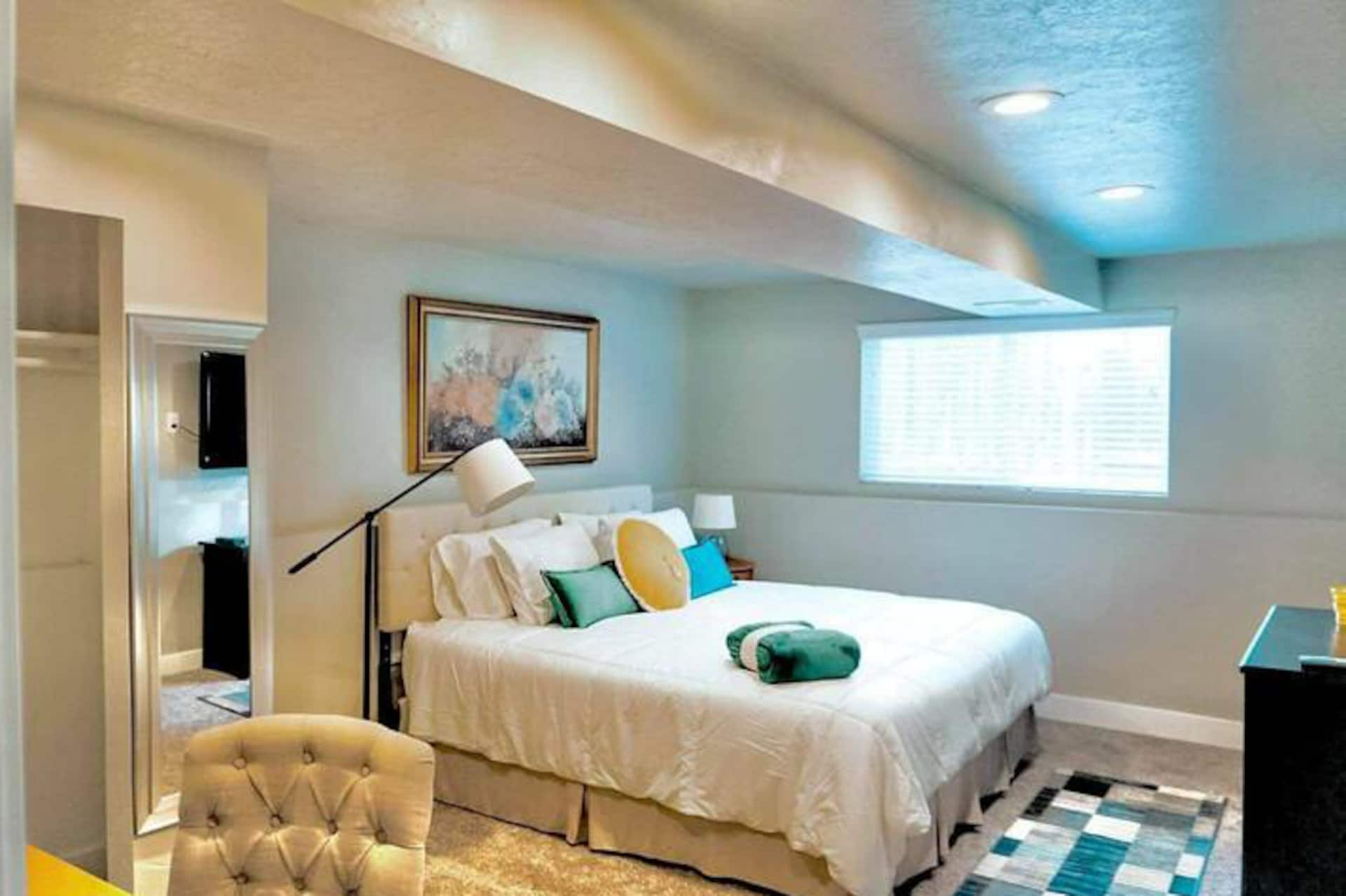 King size bed/4K TV/WiFi Internet/Large Basement