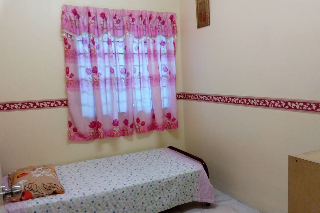 Bedroom with one single bed
