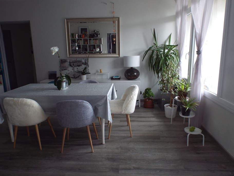 Salle à manger spacieuse et lumineuse