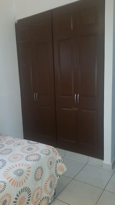 Closet amplio para que puedas acomodar tus pertenencias