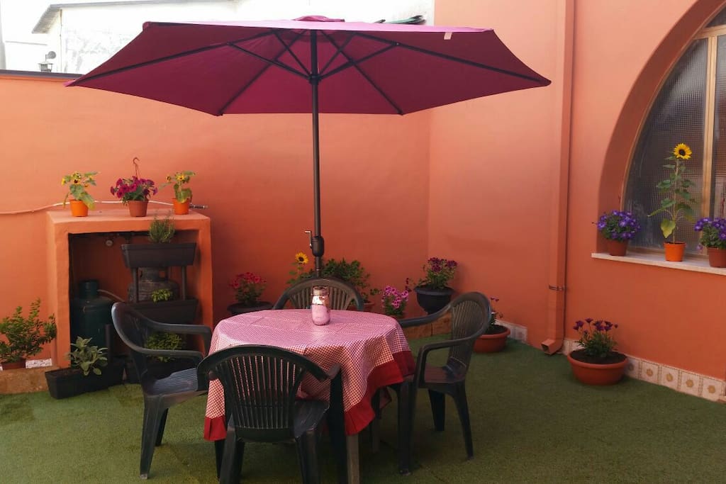 Il cortile con le piante tipiche sarde,come mirto,menta e lentischio.