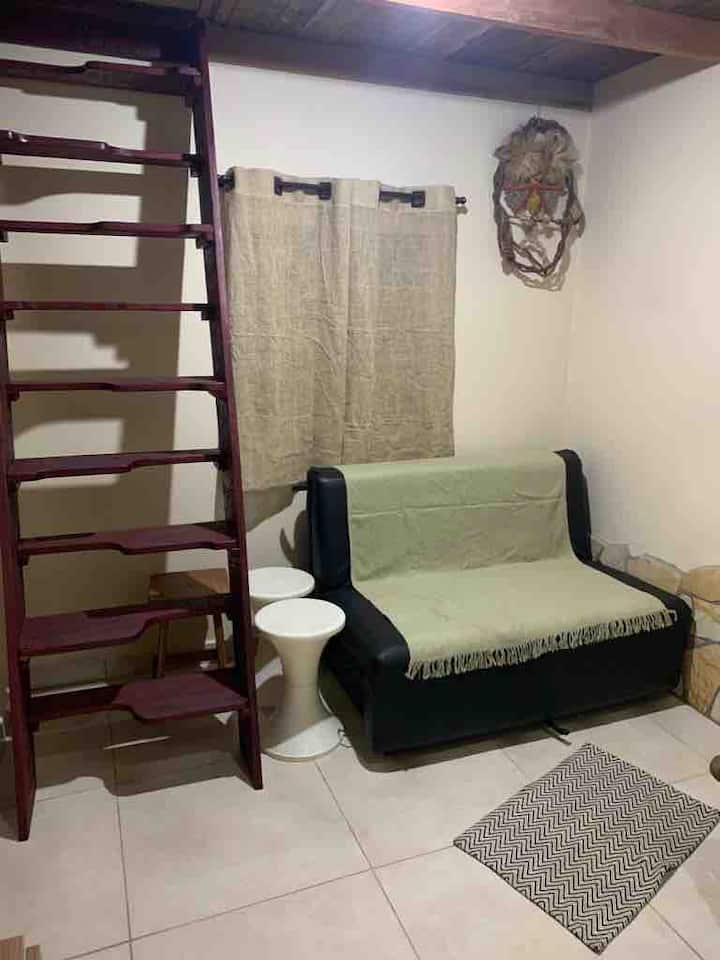 เตียงโซฟาและทางขึ้นบันไดไปยังชั้นลอย 