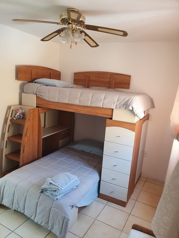 เตียงเดี่ยว 2 เตียงพร้อมที่นอนออร์โธปิดิกส์ (การแก้ไขคอลัมน์นอนและการพักผ่อนที่น่าเกรงขาม)
หน้าต่างที่มองเห็นสวนหลังบ้าน 