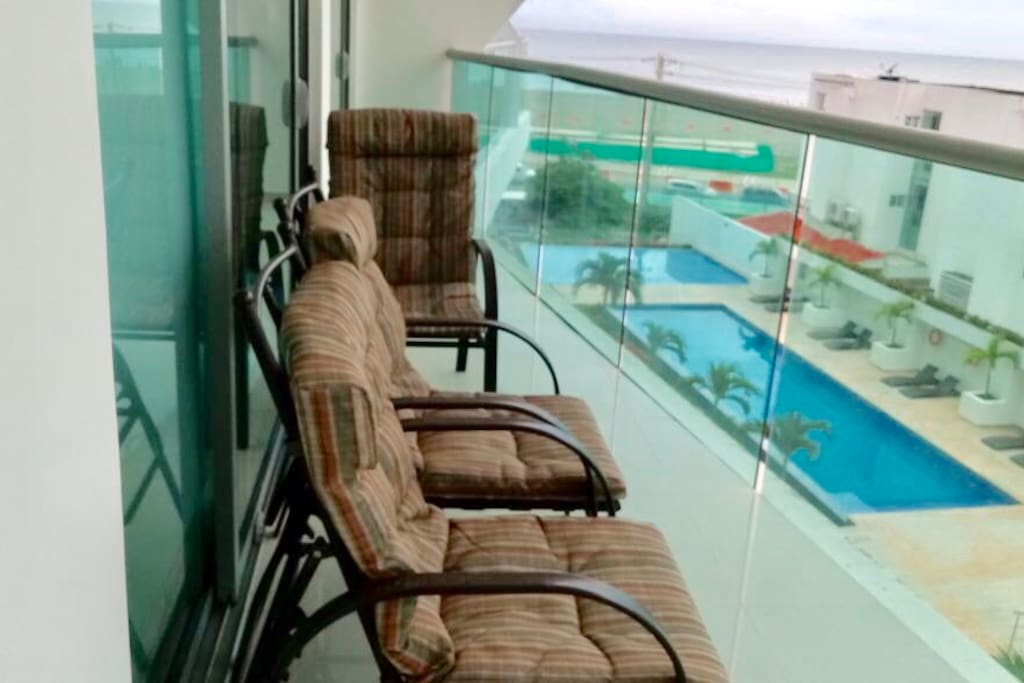 Terraza con vista a la piscina y playa