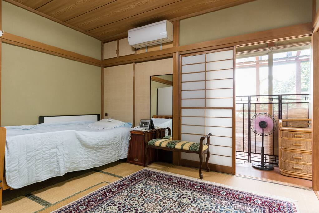 ベッド付きですが畳に布団を敷いて頂く事も出来ます