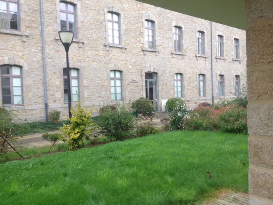 vue du séjour sur impasse piètonne