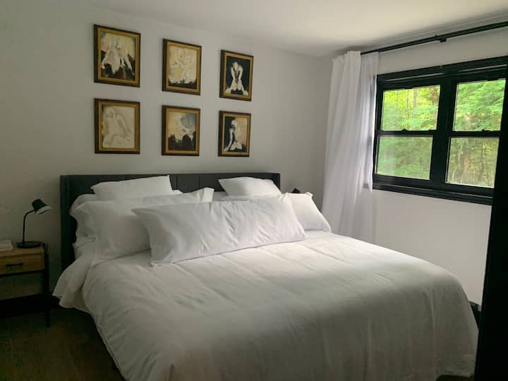 Dormitorio del piso inferior #6 : cama tamaño king. 