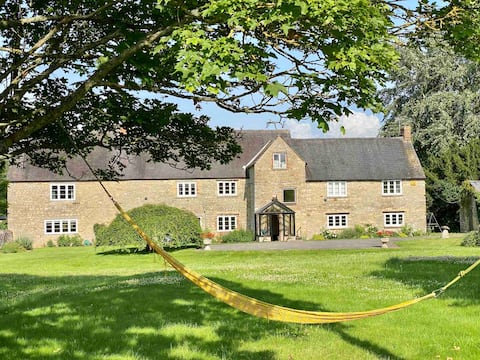 Farmhouse: 6 acres + games rooms, modern amenities