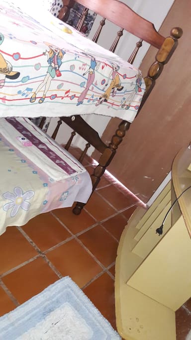 Quarto simples beliche.