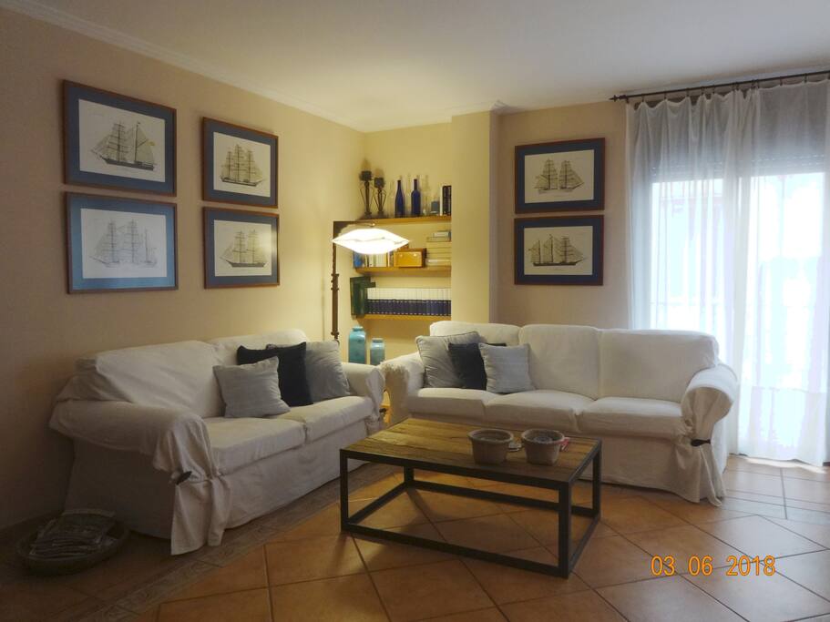 Salon comedor con salida al balcon calle