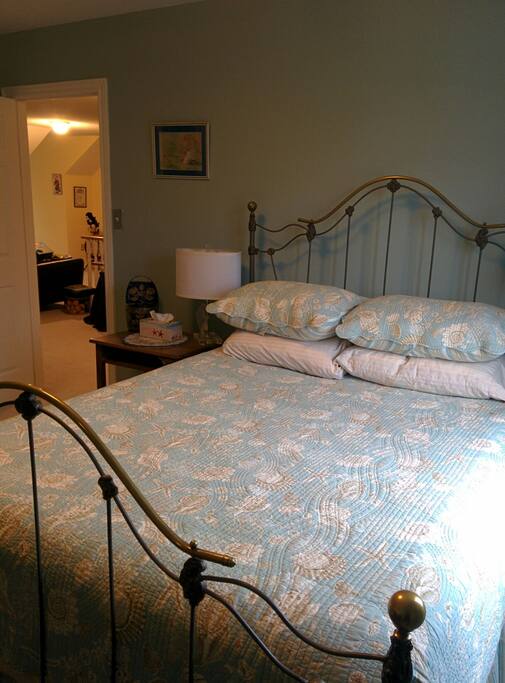 Very comfy queen bed.